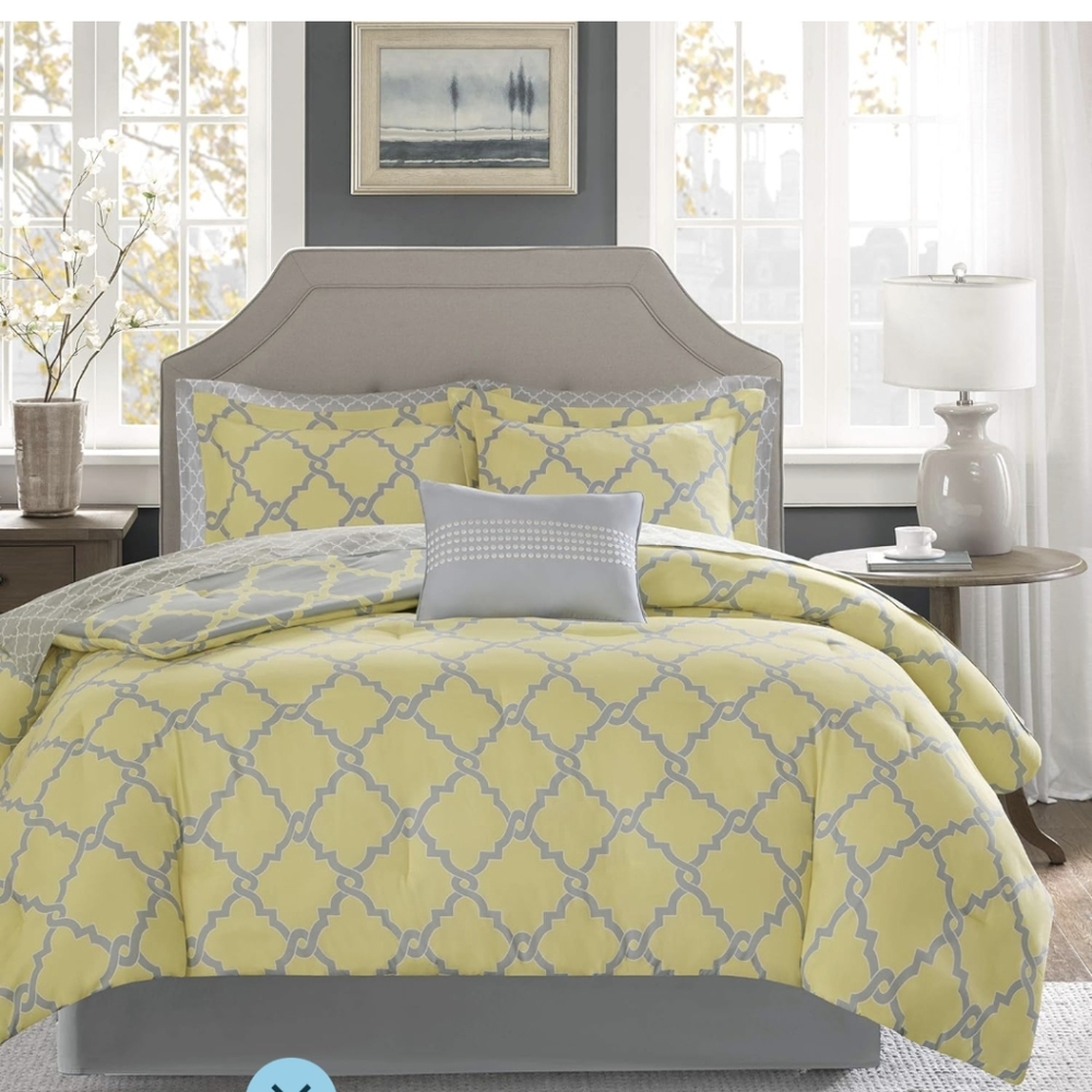 Madison Park Essentials King Size gold comforter + 2 pillow cases + Fitted sheet